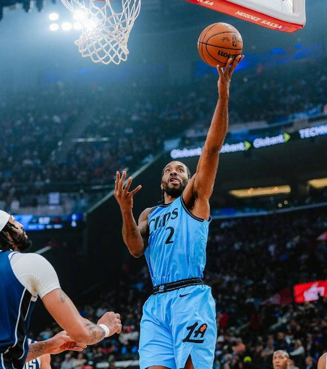 爱游戏- 浓眉哥意外战胜尤文图斯，重返赛场引爆全场！观众掌声雷动