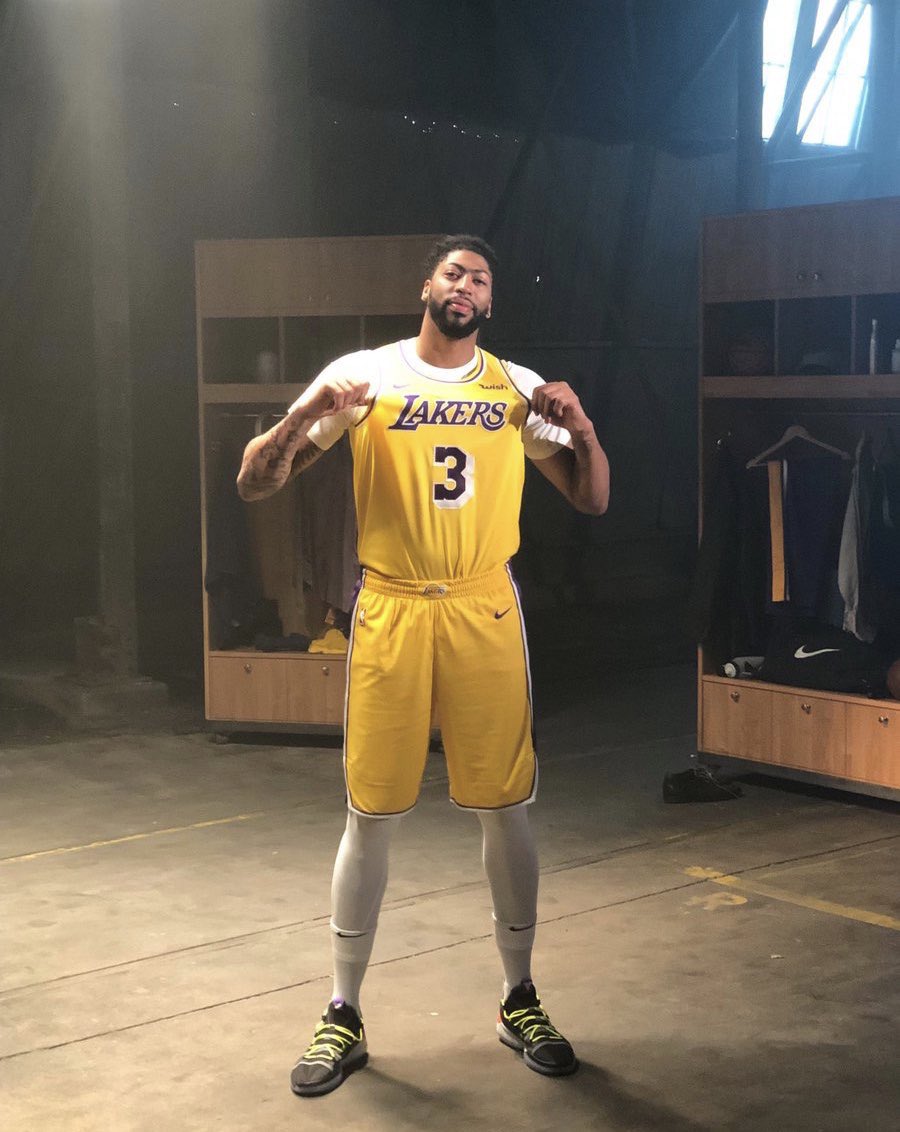 AYX-浓眉哥连续十五场比赛得分超过逆转，巴塞罗那挑战极限！的简单介绍